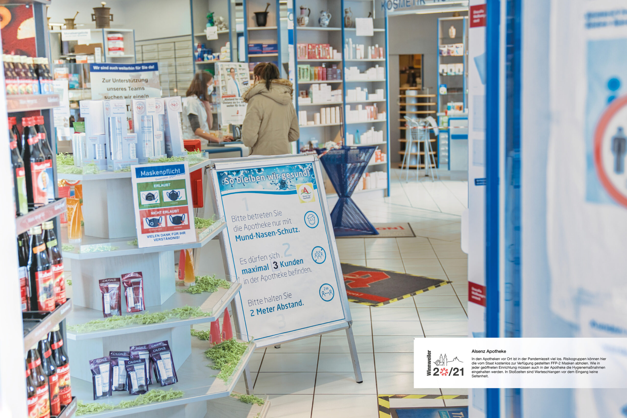 Alsenz Apotheke In den Apotheken vor Ort ist in der Pandemiezeit viel los. Risikogruppen können hier die vom Staat kostenlos zur Verfügung gestellten FFP-2 Masken abholen. Wie in jeder geöffneten Einrichtung müssen auch in der Apotheke die Hygienemaßnahmen eingehalten werden. In Stoßzeiten sind Warteschlangen vor dem Eingang keine Seltenheit. Alsenz Apotheke In den Apotheken vor Ort ist in der Pandemiezeit viel los. Risikogruppen können hier die vom Staat kostenlos zur Verfügung gestellten FFP-2 Masken abholen. Wie in jeder geöffneten Einrichtung müssen auch in der Apotheke die Hygienemaßnahmen eingehalten werden. In Stoßzeiten sind Warteschlangen vor dem Eingang keine Seltenheit.
