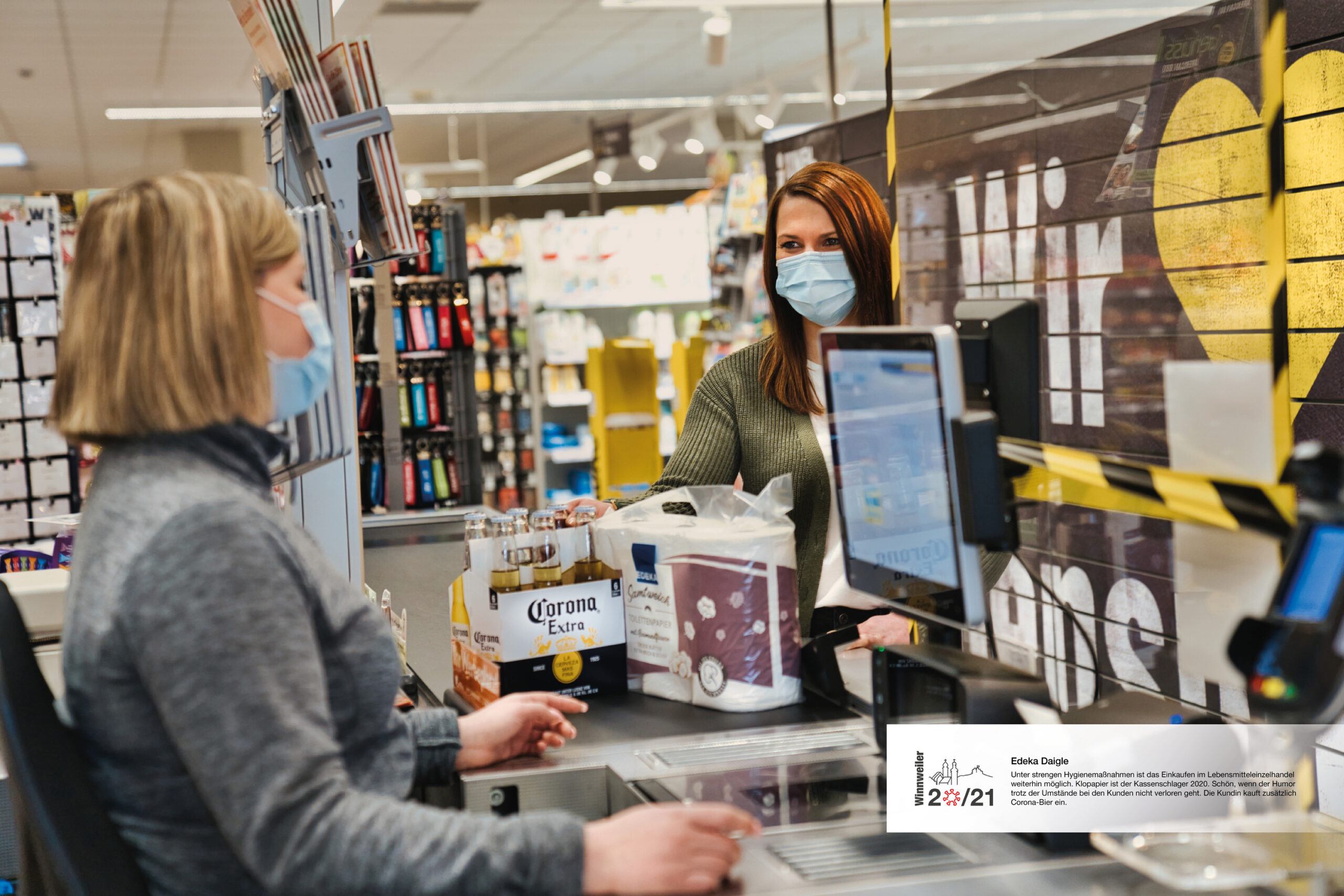 Edeka Daigle Unter strengen Hygienemaßnahmen ist das Einkaufen im Lebensmitteleinzelhandel weiterhin möglich. Klopapier ist der Kassenschlager 2020. Schön, wenn der Humor trotz der Umstände bei den Kunden nicht verloren geht. Die Kundin kauft zusätzlich Corona-Bier ein.