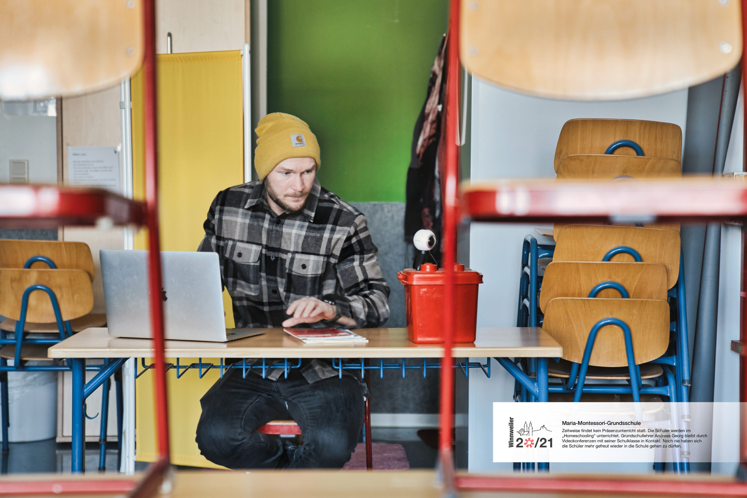 Maria-Montessori-Grundsschule  Zeitweise findet kein Präsenzunterricht statt. Die Schüler werden im  „Homeschooling“ unterrichtet. Grundschullehrer Andreas Georg bleibt durch  Videokonferenzen mit seiner Schulklasse in Kontakt. Noch nie haben sich  die Schüler mehr gefreut wieder in die Schule gehen zu dürfen.