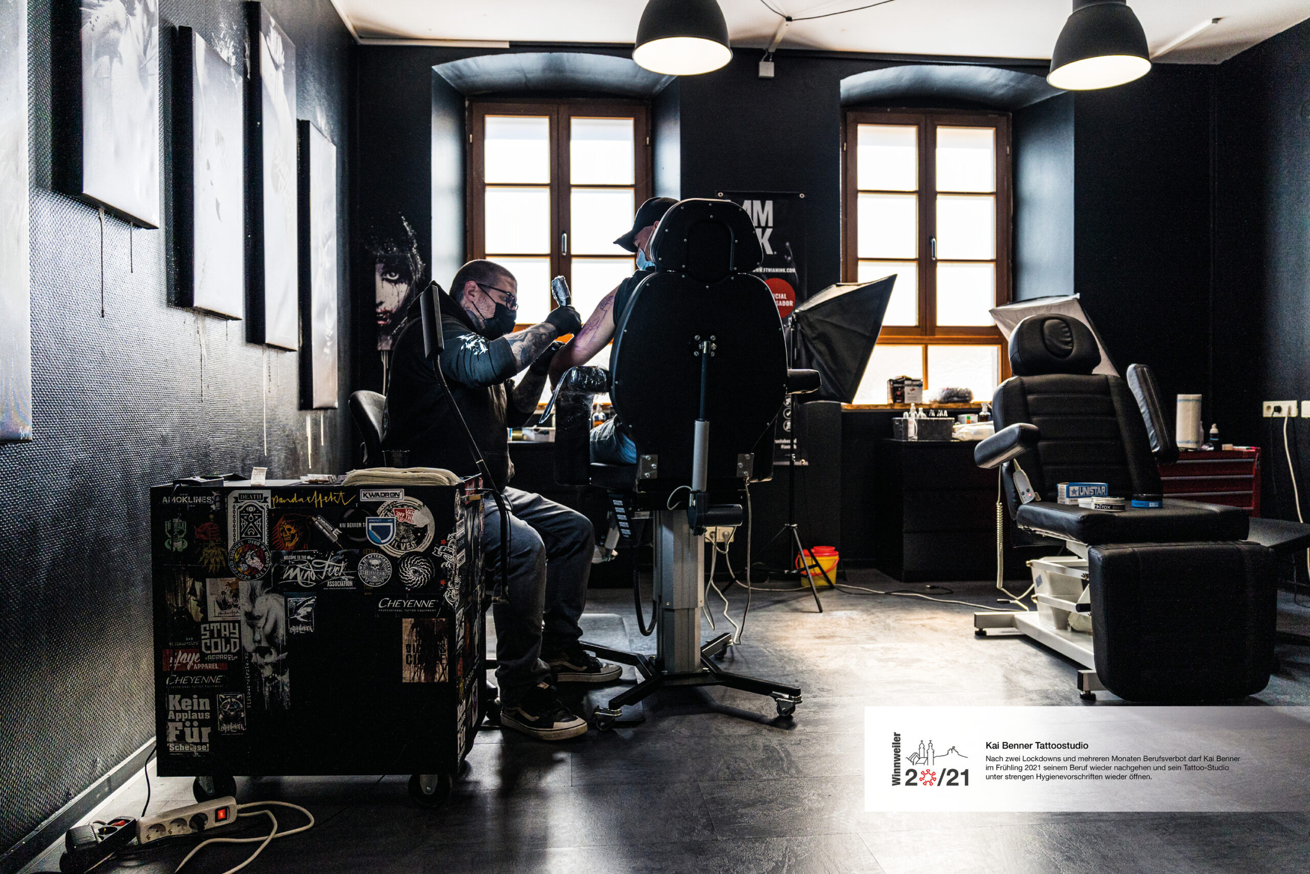 Kai Benner Tattoostudio Nach zwei Lockdowns und mehreren Monaten Berufsverbot darf Kai Benner im Frühling 2021 seinem Beruf wieder nachgehen und sein Tattoo-Studio unter strengen Hygienevorschriften wieder öffnen. Kai Benner Tattoostudio Nach zwei Lockdowns und mehreren Monaten Berufsverbot darf Kai Benner im Frühling 2021 seinem Beruf wieder nachgehen und sein Tattoo-Studio unter strengen Hygienevorschriften wieder öffnen.